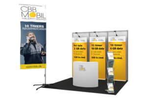 D-visualisering af CBB Mobil messestand med bannere og brochureholder